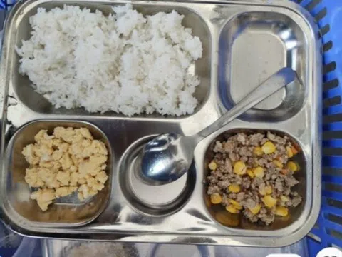 Cô giáo gửi ảnh cơm trưa ở trường của con, mẹ Việt nhìn mà đau lòng, chỉ muốn đón con về nhà ăn