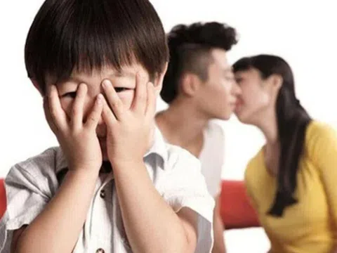 "Bố và mẹ chơi game lúc nửa đêm à?", câu trả lời của người mẹ quá hoàn hảo khiến chuyên gia giáo dục cũng phải khen