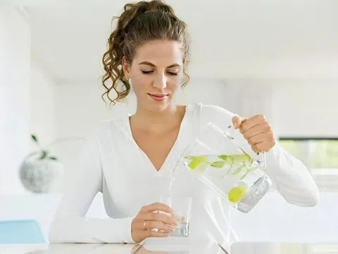 Uống giấm táo hay nước chanh ấm buổi sáng: Loại thức uống nào tốt hơn cho sức khỏe?