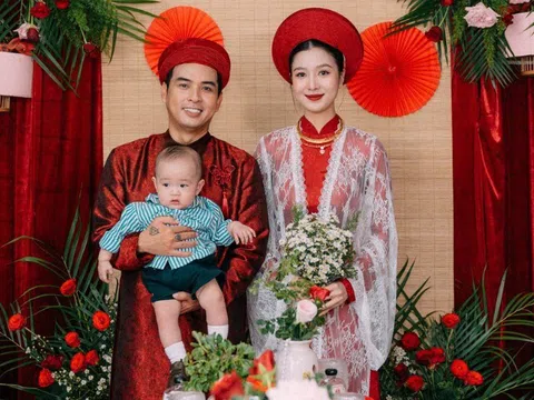 Hồ Quang Hiếu bế con trai làm lễ vu quy với vợ kém 17 tuổi, mẹ chồng tự tay đeo vàng cho con dâu