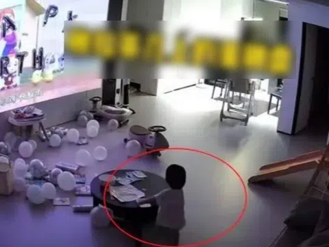 Camera giám sát ghi lại hành động giữa đêm của bé gái 2 tuổi khiến bố mẹ sửng sốt, không ngờ con lại như vậy