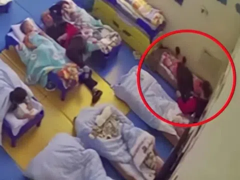 Camera ghi lại giờ ngủ trưa ở trường mầm non, hành động giáo viên làm với bé gái khiến hiệu trưởng bị kiện