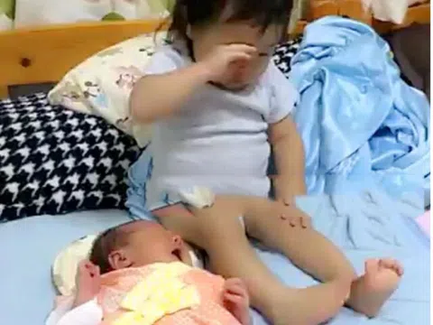 Nghe tiếng con khóc giữa đêm, người mẹ giật mình tỉnh giấc, vừa bật đèn phát hiện con lớn có hành động không ngờ với em sơ sinh