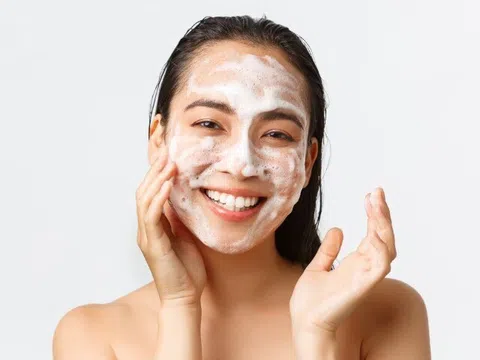 Làm sạch sâu không đồng nghĩa với làm khô da! Hiểu đúng về bước làm sạch trong chăm da mụn