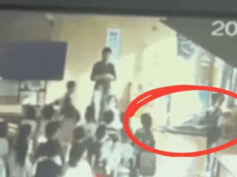 Phụ huynh phẫn nộ đoạn video một bé trai mầm non đứng im chịu trận khi bị cả lớp xếp hàng tát vào mặt