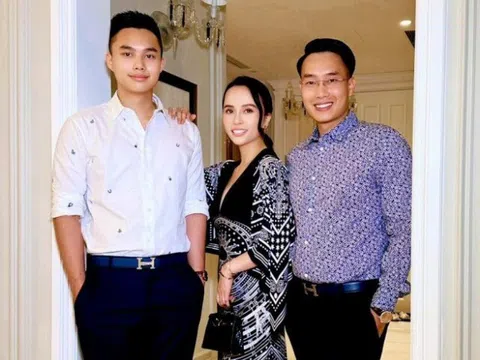 MC Hoa Thanh Tùng khoe ảnh hạnh phúc bên vợ quyền lực, con trai cao 1m9 làm "phó nháy" cho bố mẹ