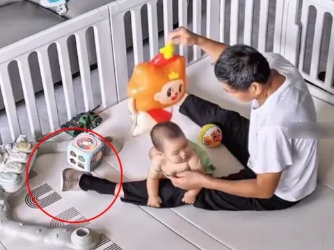 Con dâu ra ngoài nhờ bố chồng ở nhà chăm cháu, hình ảnh camera giám sát ghi lại khiến cô nghẹn ngào