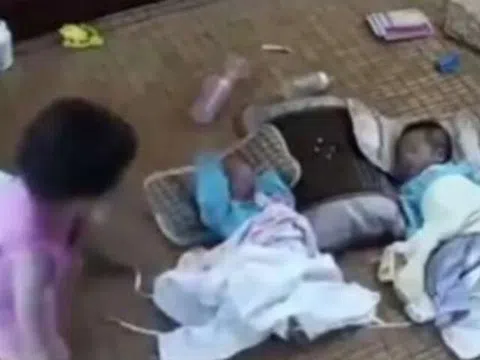 Mẹ để con 5 tuổi chơi với 2 em sinh đôi, lát sau quay lại tá hoả thấy cảnh tượng con lớn làm với em