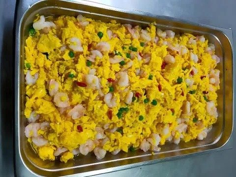 Trường tiểu học nấu món trứng xào tôm cho học sinh, sau khi ăn xong bọn trẻ gọi về nhà cầu cứu bố mẹ
