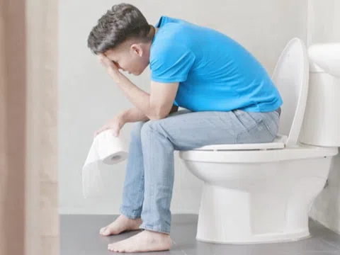 Làm sao để đi đại tiện mỗi ngày? Bất ngờ với thói quen xấu giới trẻ hay mắc, vô tình dẫn lối ung thư đại trực tràng