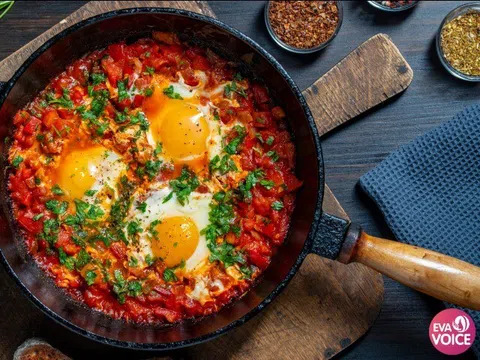Shakshuka, bức tranh rực rỡ của Bắc Phi, nơi trứng vàng, cà chua hòa quyện thành hương vị ấm áp của tình thân