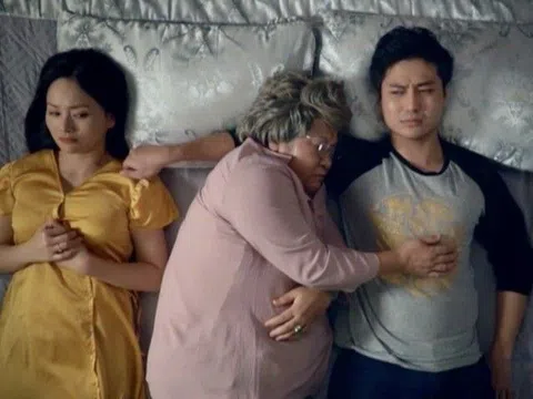 Đêm nào mẹ chồng cũng đòi sang phòng ngủ chung với vợ chồng tôi, lén lút làm chuyện không tưởng