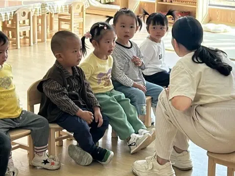 Cô giáo ngày nào cũng đặt một món đồ trong balo bé 3 tuổi, mẹ tức giận đòi chuyển trường