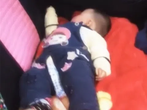 Em sơ sinh nằm ngủ trên ghế sau xe ô tô, hành động tiếp theo của anh trai lớn với em khiến mẹ không ngờ