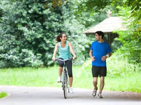 Khác biệt giữa người đi bộ và người đạp xe: Ai sẽ khỏe và trẻ đẹp hơn về lâu dài?