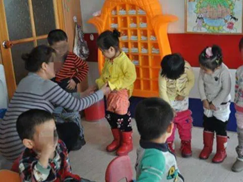 Thay đồ cho học sinh, cô giáo sốc khi thấy một thứ rơi ra từ túi quần bé, hiệu trưởng lập tức gọi phụ huynh