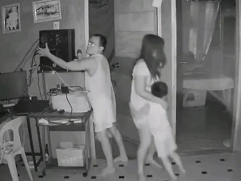 Trích xuất hình ảnh một gia đình khi nhận tin bão đến, hành động "tẩu tán tài sản" của cặp vợ chồng khiến cõi mạng bùng nổ bình luận