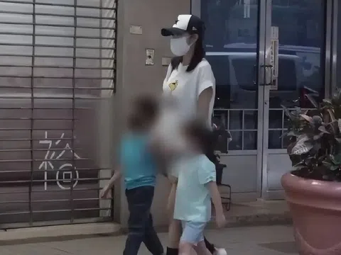 Chồng đại gia bị bắt vì lừa đảo, nữ diễn viên "Những ngã rẽ cuộc đời" bị bắt gặp một mình đưa 2 con đi bệnh viện