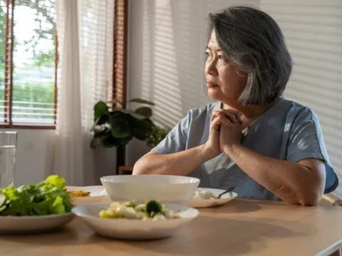 Mẹ già trao hết tài sản thừa kế cho một người không chung huyết thống, danh tính khiến con ruột choáng váng