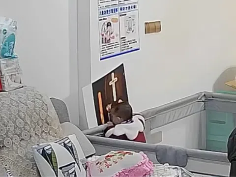 Đi làm xa gửi con 2 tuổi về quê với ông bà, vô tình xem camera thấy bé liên tục làm một hành động ở góc tường, người bố chết lặng