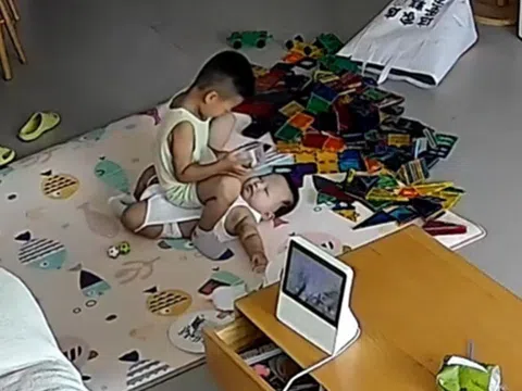 Nghe tiếng con khóc thất thanh, mẹ bàng hoàng khi xem lại camera giám sát thấy cảnh con lớn làm với con nhỏ
