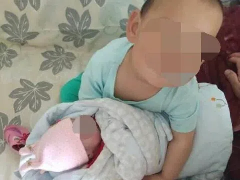 Cứ được con lớn bế là em sơ sinh sẽ khóc rất to, người mẹ phát hiện sự thật khi thay đồ cho con