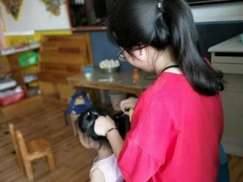 Bé gái 4 tuổi đi nhà trẻ về kêu "Con đau lắm", mẹ kiểm tra thì xót xa, lập tức đi kiện