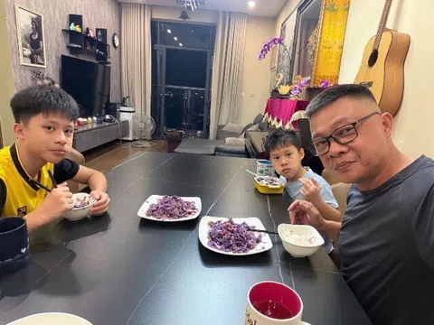 Vợ vắng nhà, BTV Trần Quang Minh tự đi chợ nấu cơm cho con, nhìn bữa ăn dân mạng choáng: Món lạ quá, không nuốt nổi!