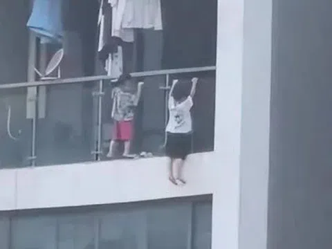 Hai bé trai treo người “lơ lửng” ngoài ban công tầng 13 chung cư, người dân hãi hùng la hét