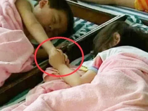 Cô giáo gửi ảnh con ngủ trưa ở trường, mẹ vừa nhìn đã tức giận, kiện lên tận hiệu trưởng