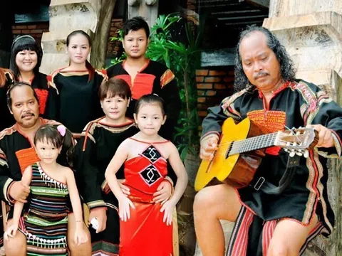 Nam NSND thoát ly khỏi chế độ mẫu hệ của buôn làng, sau khi ra đi được xây nhà lưu niệm ở quê hương