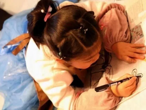 Con gái 7 tuổi vẽ tranh về mẹ, một chi tiết “nhạy cảm” khiến mẹ Việt ngượng đỏ mặt, cô giáo không chấm điểm