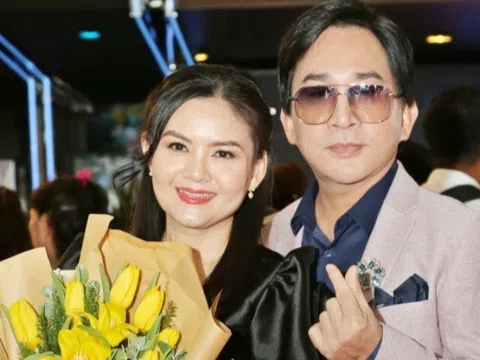 "Ông hoàng cải lương 3 đời vợ" tặng cho bà xã hoa hồng vàng, 1 năm sau cô mở ra mới biết là vàng giả