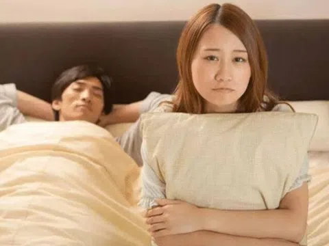 Tỉnh dậy giữa đêm nhìn thấy cảnh bố ôm mẹ, đứa bé làm một chuyện "dở khóc dở cười" ở trường