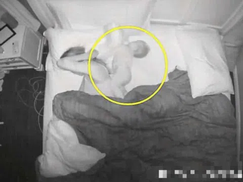 Camera ghi cảnh giữa đêm người mẹ đang ngủ, 2 con nhỏ lần lượt có những hành động ai xem cũng thấy thương