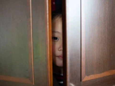 Suốt 1 tuần cứ đến giờ cơm tối là con gái nấp trong tủ, đoạn tin nhắn tiết lộ sự thật khiến bố mẹ hối hận