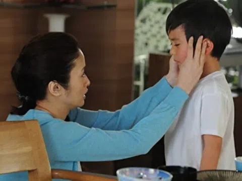 Bố mất nhưng con trai không khóc, lúc đứa trẻ nắm tay cô giúp việc đứng trước di ảnh, mọi chuyện vỡ lẽ