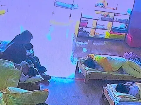 Camera ghi lại cảnh trẻ mẫu giáo ngủ trưa ở trường, hành động của 3 cô giáo khiến phụ huynh không nói nên lời