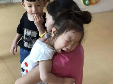 Bé gái 3 tuổi đi tiểu 20 lần/ngày ở trường mẫu giáo, chuyển 2 trường khác đều thế, BS nói "Là do mẹ!"