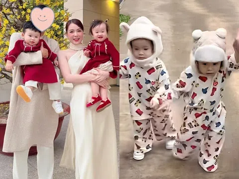 "Phù bà" Sam cho cặp sinh đôi lai Hàn Quốc mặc đồ giống nhau như cục bông, nắm tay đi dạo tình tứ với người giấu mặt