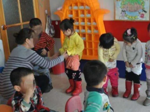 Trời miền Bắc trở lạnh, trẻ mầm non đi học không tắm, cô giáo lên mạng nài nỉ khiến phụ huynh phản ứng