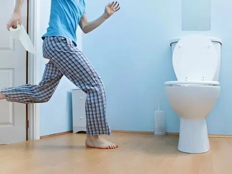 Sau khi uống nước, người đi vệ sinh thường xuyên hay ít đi vệ sinh, ai có thận khỏe mạnh hơn?