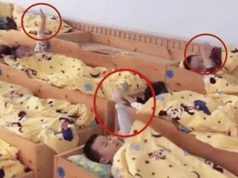 Giáo viên chụp ảnh trẻ ngủ trưa ở trường gửi vào nhóm lớp, phụ huynh soi kỹ mới thấy hành động kỳ lạ của con