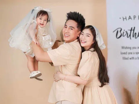 Con gái Thanh Trúc được bố cưng chuẩn "bình rượu mơ", Châu Khải Phong bất chấp bỏ hình tượng vì ái nữ