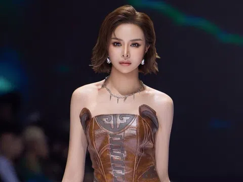 Sella Trương rũ bỏ hình ảnh mềm mại nữ tính, gây ấn tượng với thần thái mạnh mẽ khi trình diễn