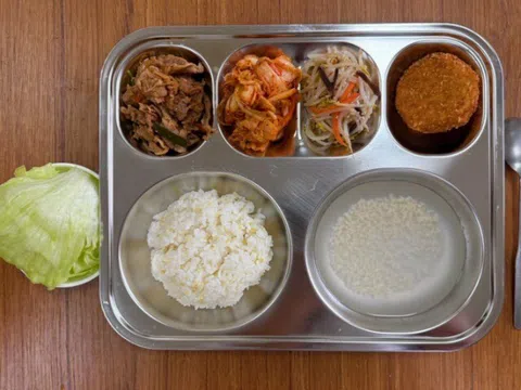 HS khen cơm trưa ở trường rất ngon nhưng để thừa một món, biết lý do cô giáo liền nhắn tin cho PH