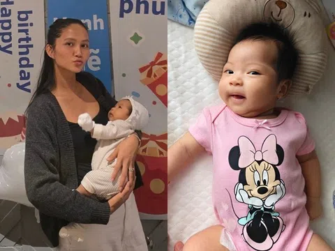 Sao Việt 24h: Con gái H'Hen Niê 2 tháng tuổi đã có chuyến bay đầu đời, về Đắk Lắk được bà ngoại cưng chiều