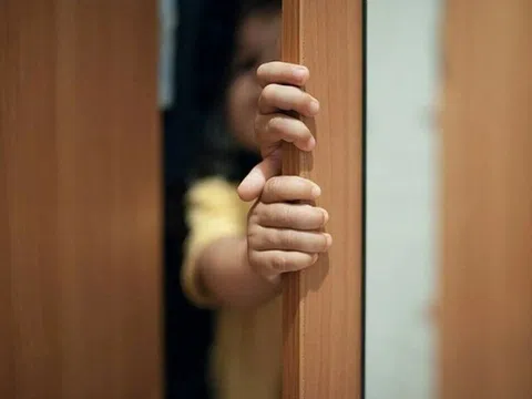 Bé gái 5 tuổi bật khóc nói "Bố sắp chết rồi”, người mẹ đáp rất hay