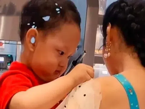 Mẹ mặc váy rộng cứ bị tụt khi bế con vào quán mua đồ ăn, hành động của đứa trẻ khiến ai cũng khen
