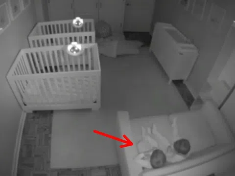 Cặp vợ chồng sốc khi xem đoạn camera vào lúc nửa đêm, 2 con sinh đôi trốn ngủ làm loạt hành động khó hiểu